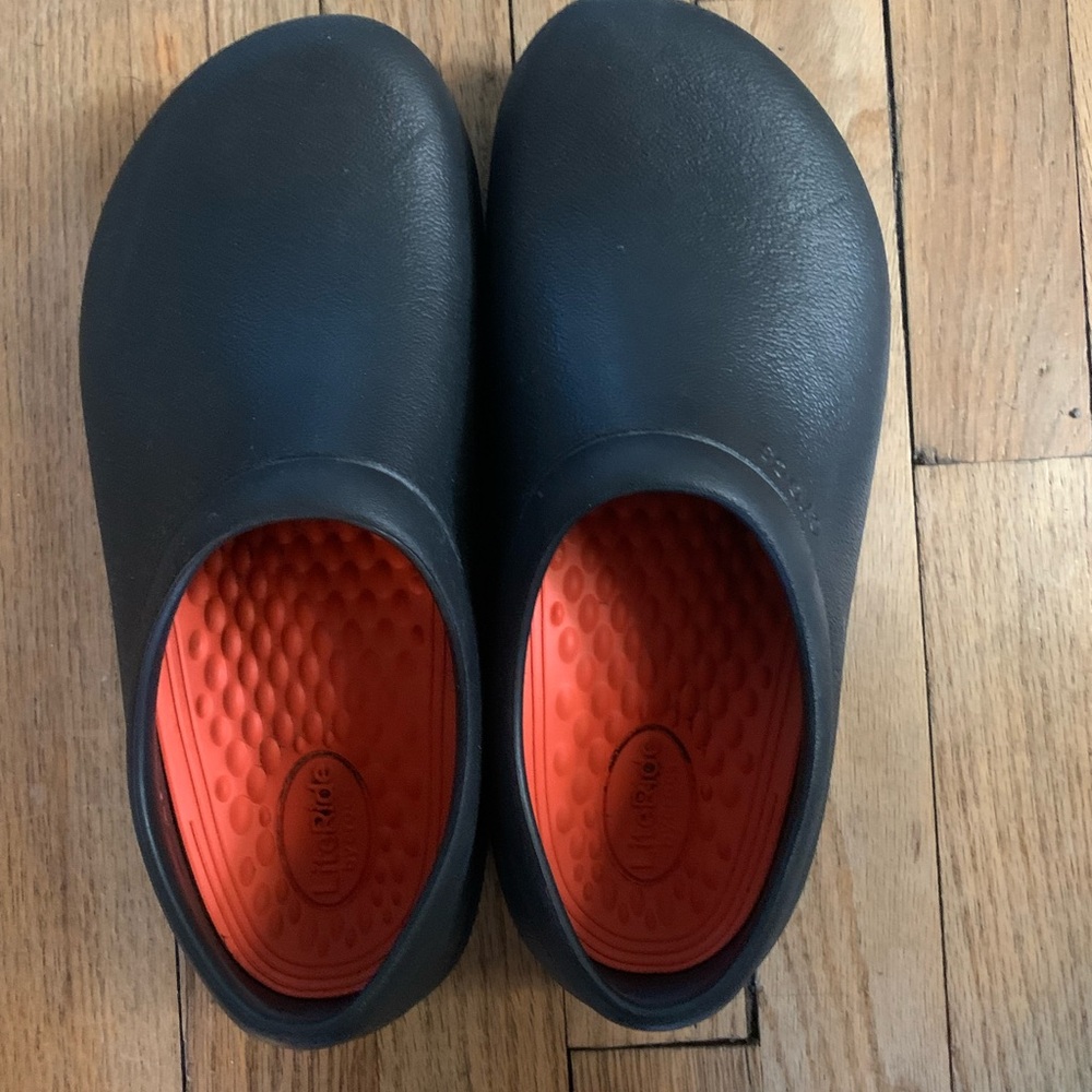 Croc garden shoe in black only worn a few times.